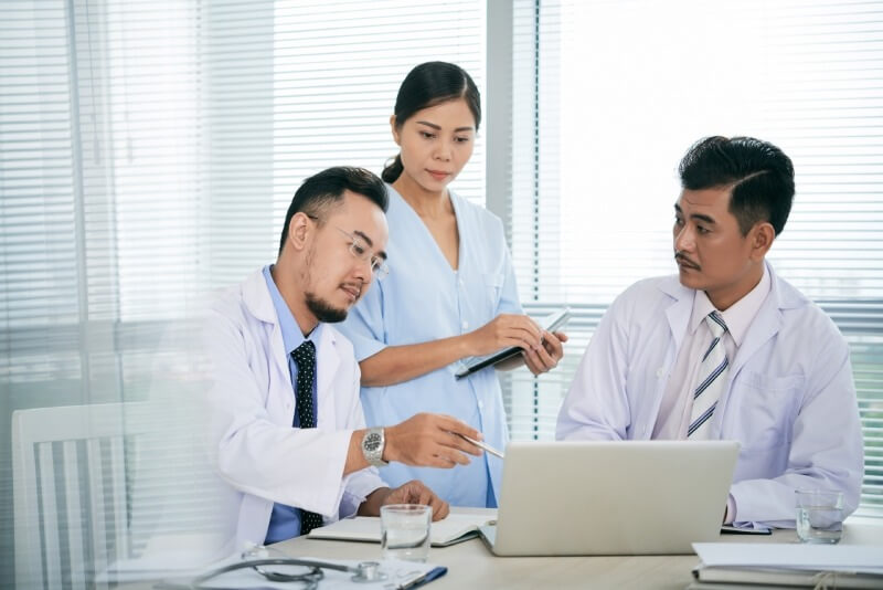 https://unitedveincenters.com/wp-content/uploads/2021/07/discussing-treatment-options-7E6CH7P-1.jpg