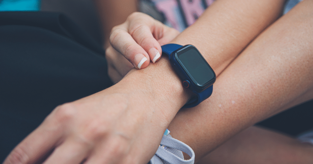 Zbliżenie nadgarstka osoby noszącej smartwatch do śledzenia stanu zdrowia żył