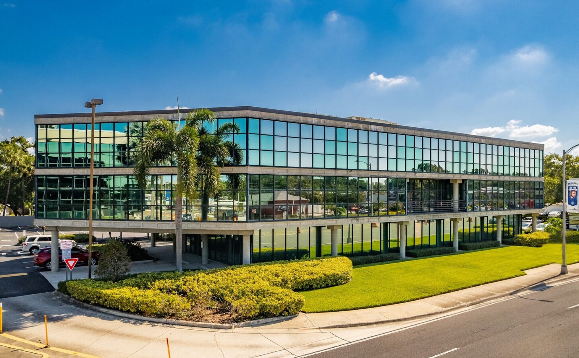 Exterior of the UVVC South Tampa clinic on Kennedy Boulevard