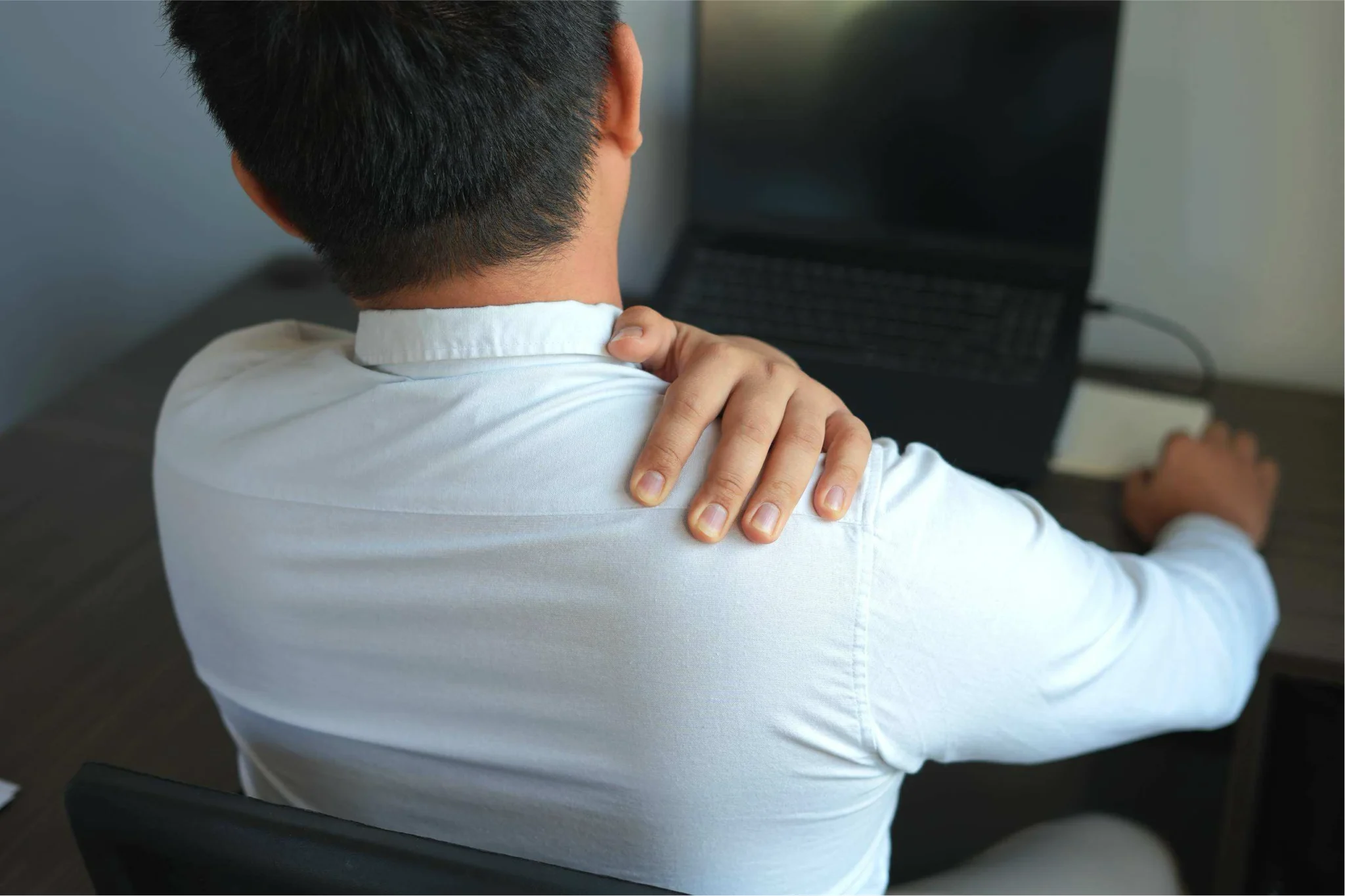 https://unitedveincenters.com/wp-content/uploads/2026/08/common-symptoms-of-chronic-shoulder-painAsset-9-1024x683.webp